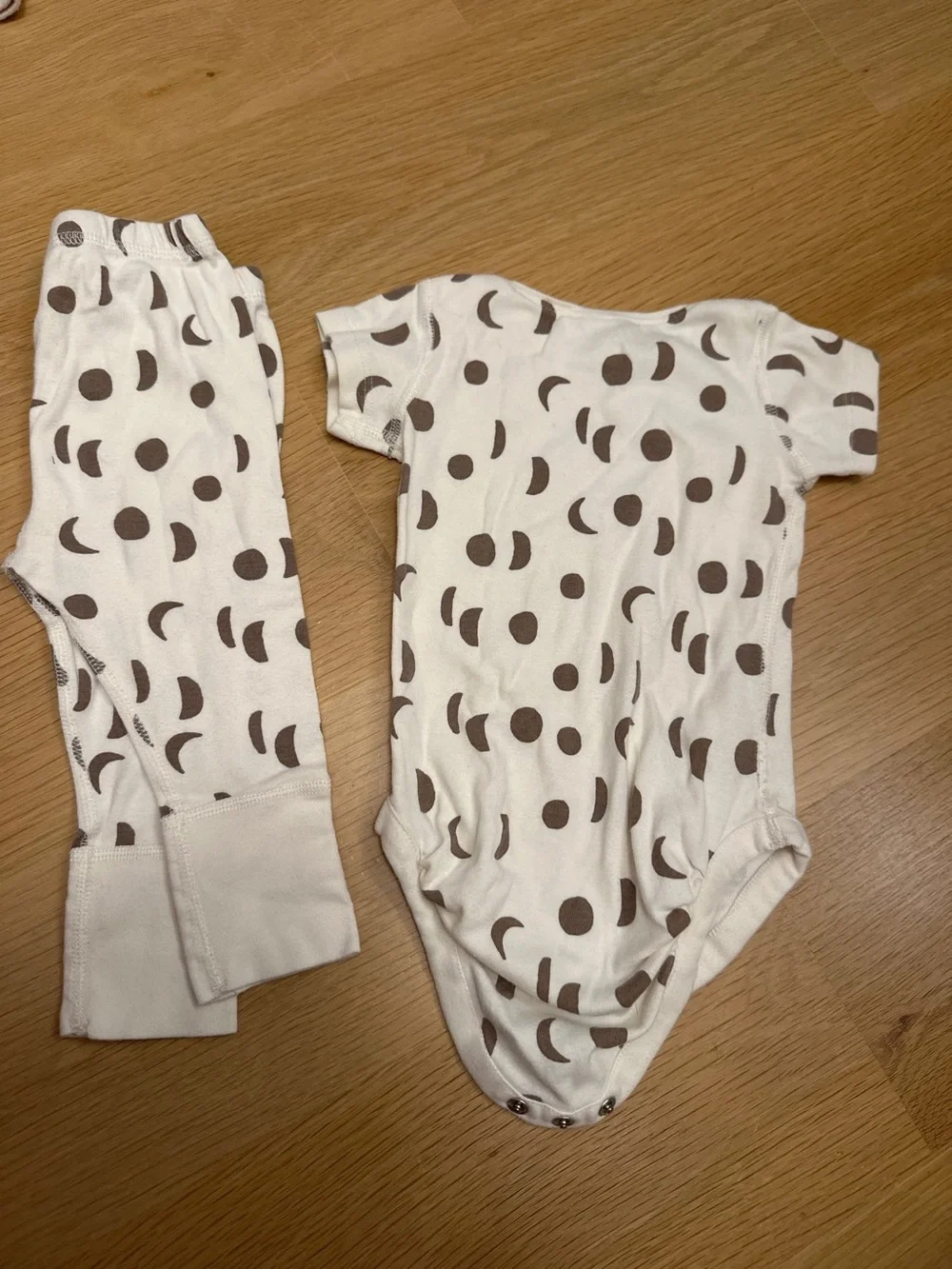 Hanna Andersson Cream and Brown Moon Print Bodysuit & Pants Set